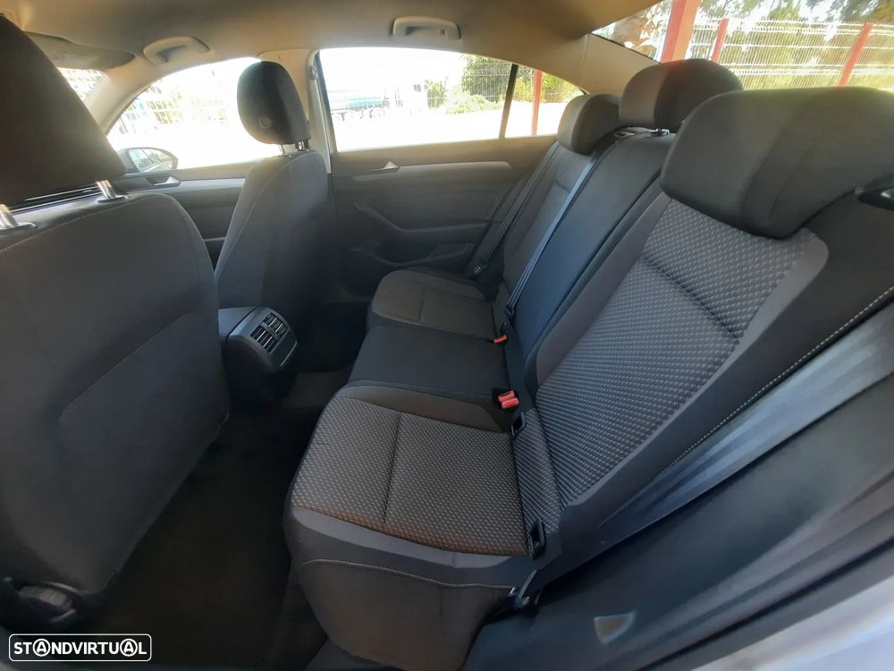 VW Passat 1.6 TDI BlueMotion - 24