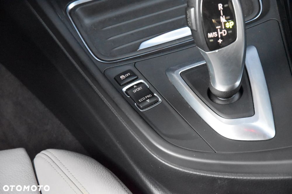 BMW Seria 3 320d Sport Line - 30