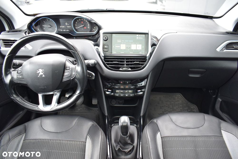 Peugeot 2008 1.2 Pure Tech Allure S&S - 16
