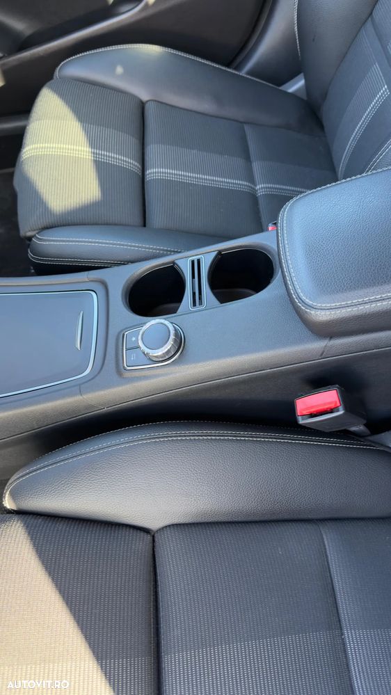 Mercedes-Benz GLA 180 7G-DCT StreetStyle - 24