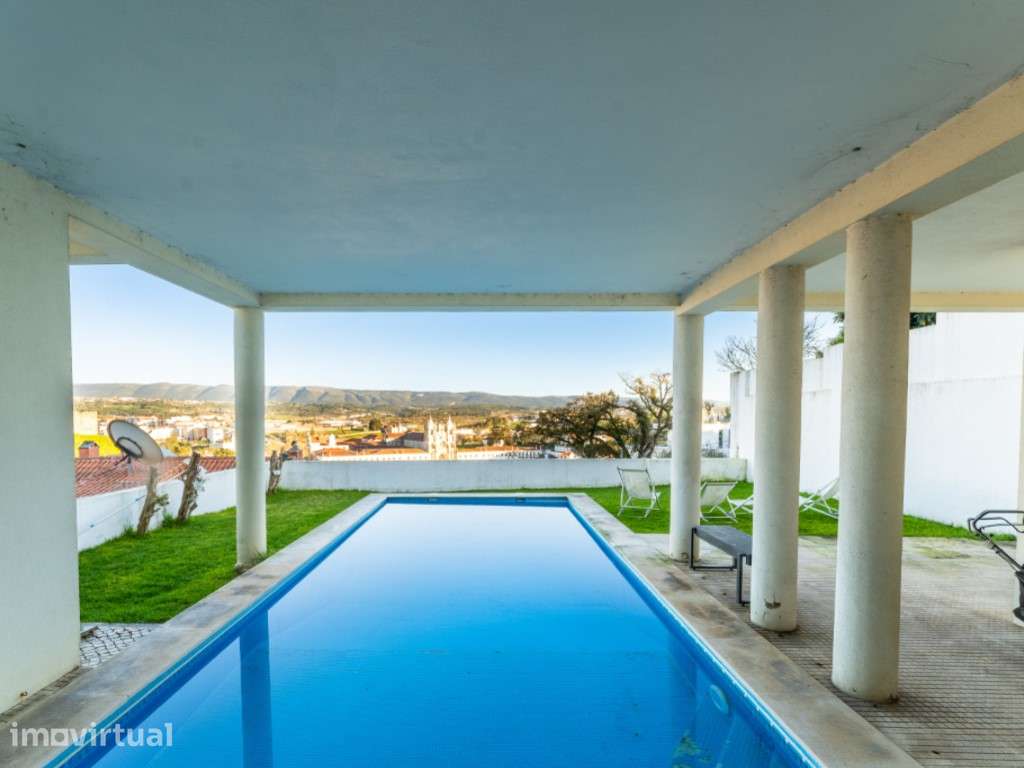 Moradia com vista panorâmica sobre o Mosteiro Alcobaça e a serra - Grande imagem: 3/60