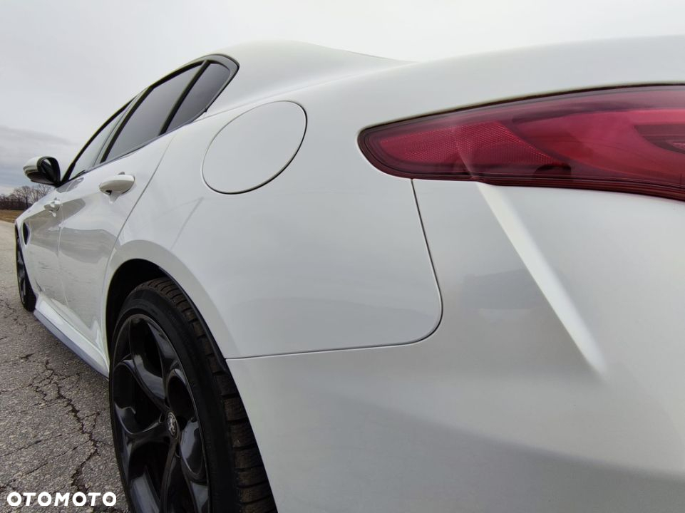 Alfa Romeo Giulia 2.9 V6 Bi-Turbo AT8 Quadrifoglio - 11