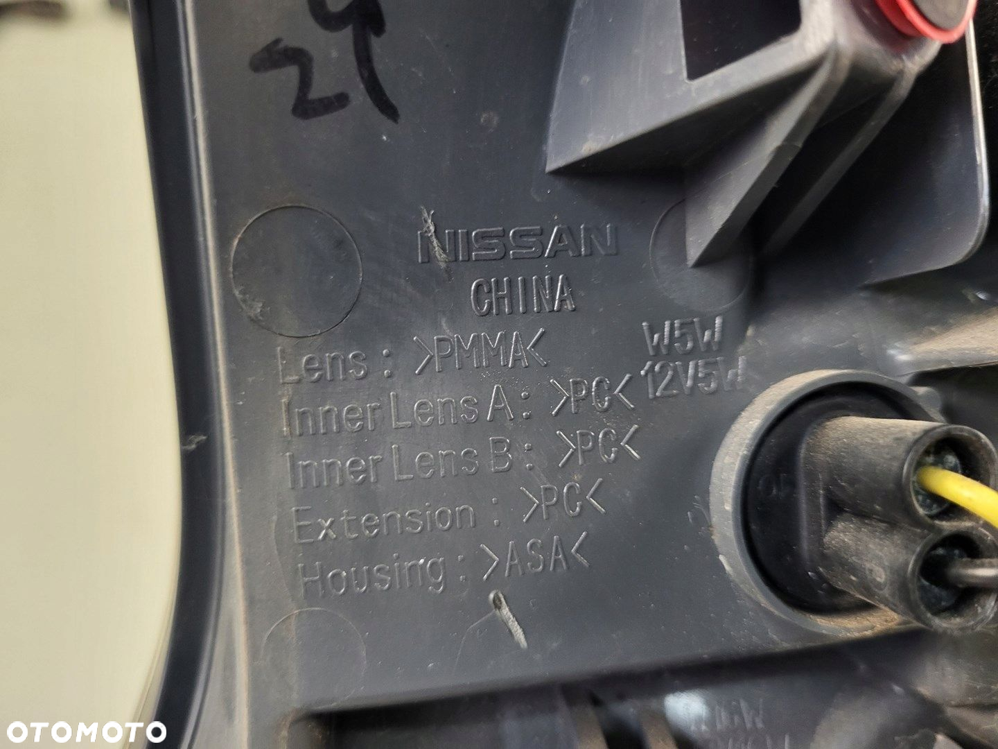 NISSAN X-TRAIL T32 LAMPA W KLAPĘ BAGAŻNIKA PRAWA PRAWY TYŁ - 10