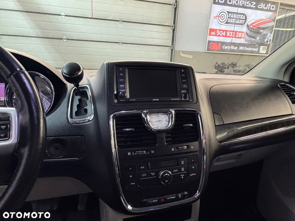 Chrysler Town & Country 3.6 Limited - 15