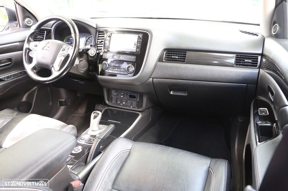 Mitsubishi Outlander 2.0 MIVEC Instyle Navi+ - 17
