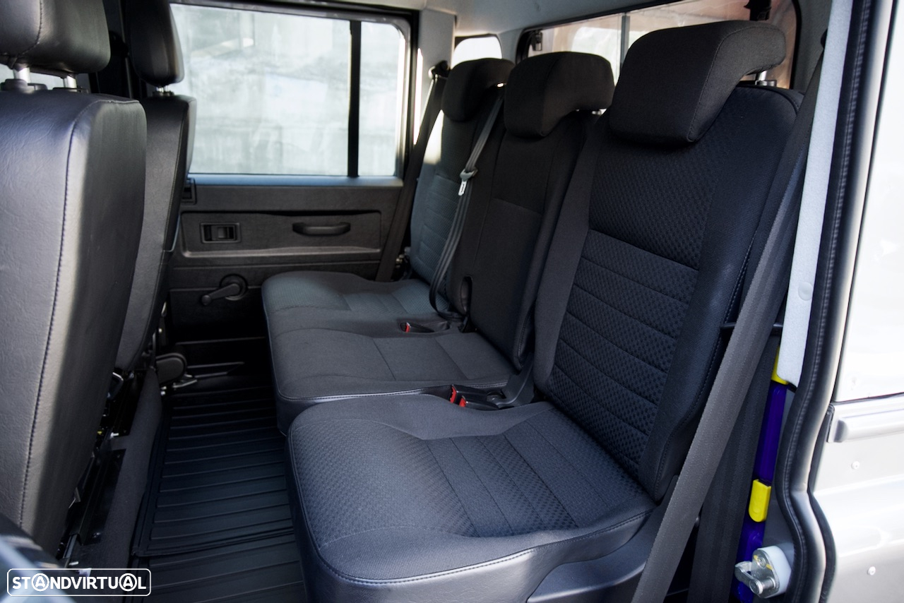 Land Rover Defender 110 SW 2.4 CRD S - 27