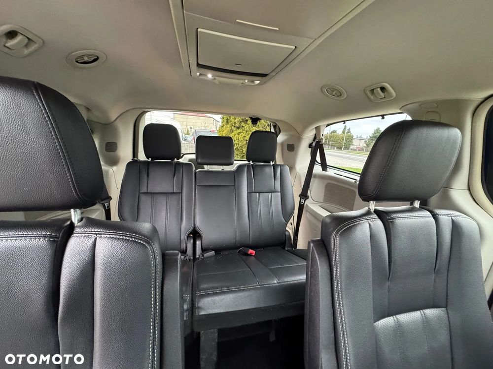 Chrysler Town & Country - 24