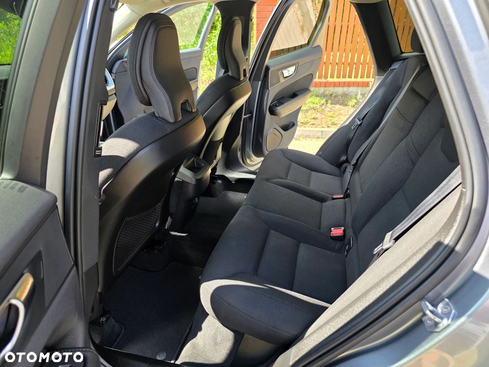 Volvo XC 60 B4 B Momentum Pro - 33