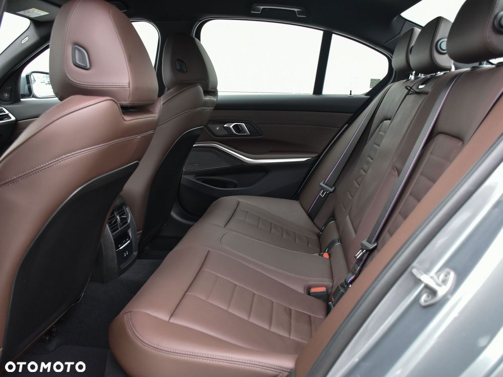 BMW Seria 3 330i M Sport - 17