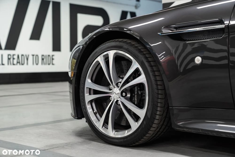 Aston Martin V12 Vantage - 5