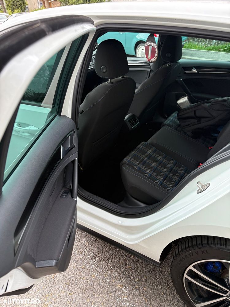 Volkswagen Golf - 10