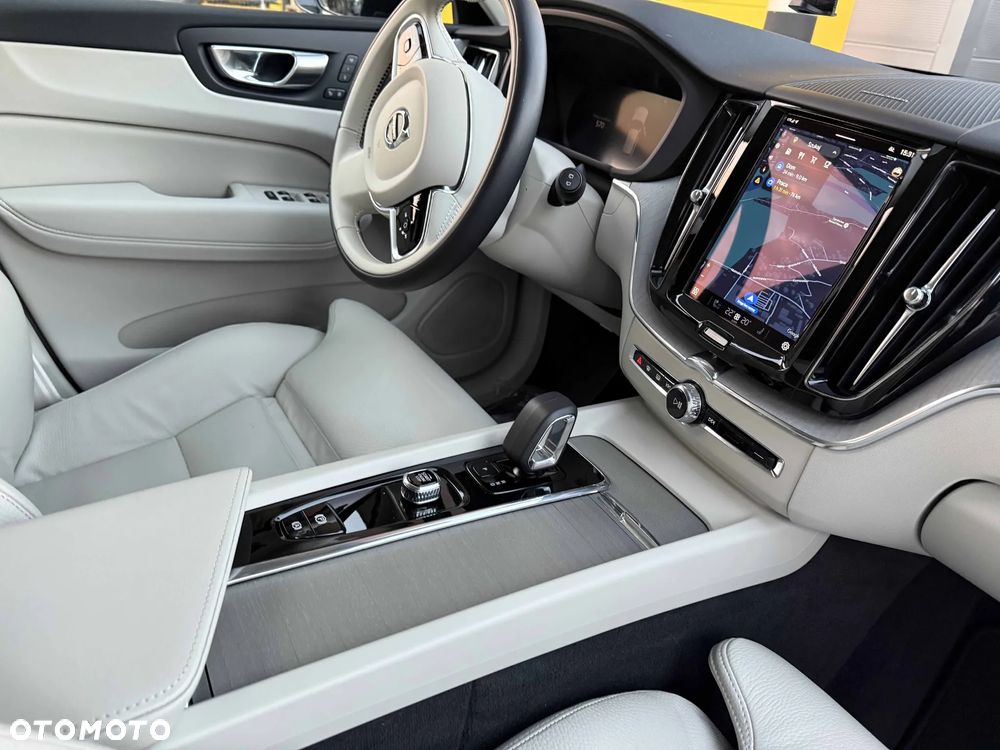 Volvo XC 60 B4 D Plus Dark - 2