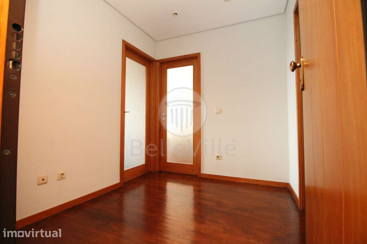 Apartamento T3, mobilado e com garagem para dois carros, centro - Grande imagem: 2/31