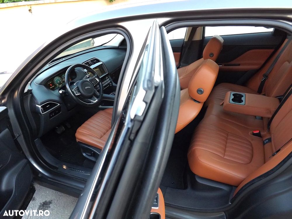 Jaguar F-Pace 25d AWD Portfolio - 7