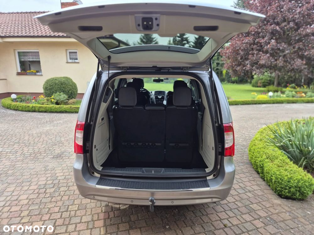 Chrysler Town & Country - 5