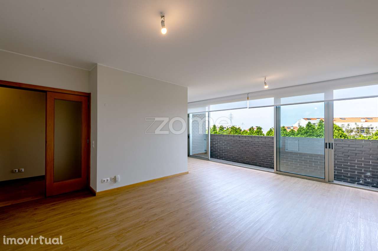 T2 de Luxo em Condomínio Semi-Privado | Varanda & Jardim - Grande imagem: 3/48