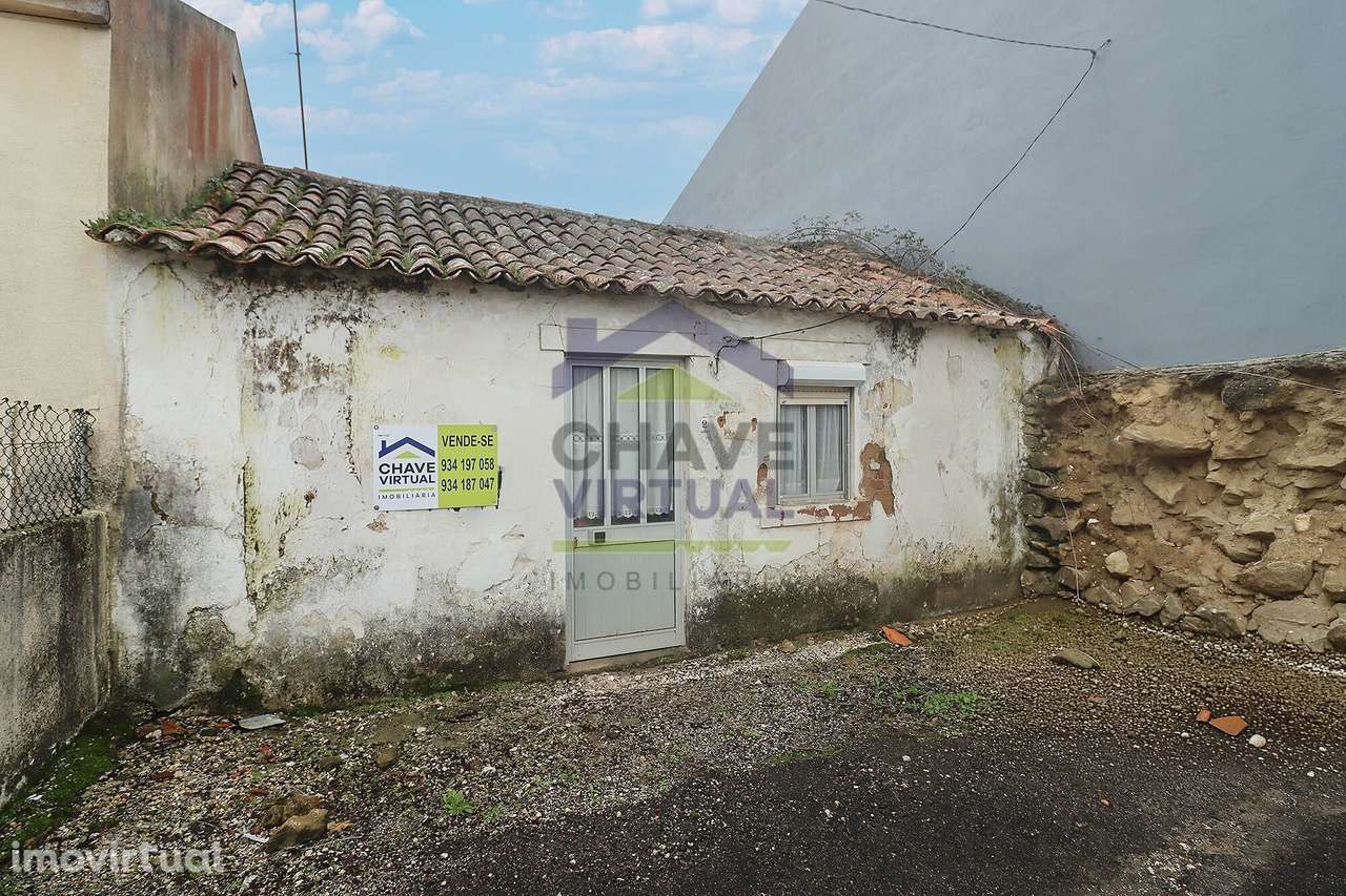 Moradia V2 com Terreno e Anexos - Bombarral - Delgada - Grande imagem: 3/26