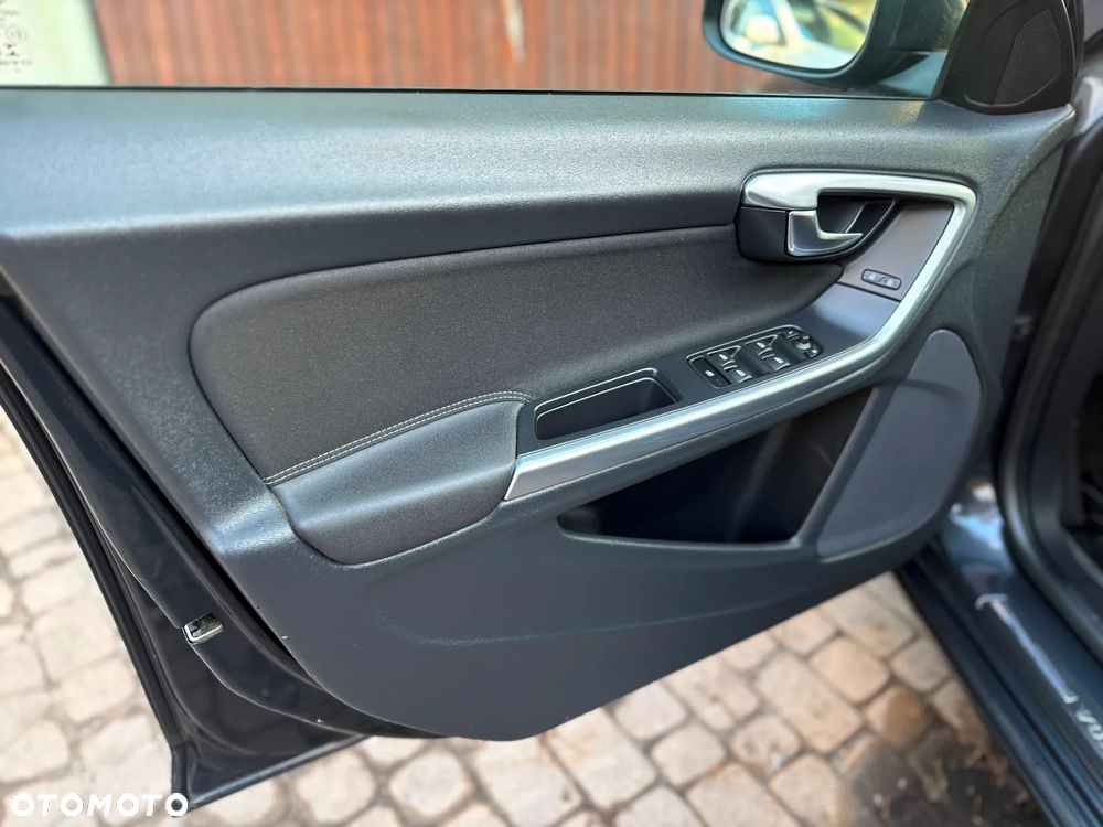 Volvo V60 D4 Momentum - 24