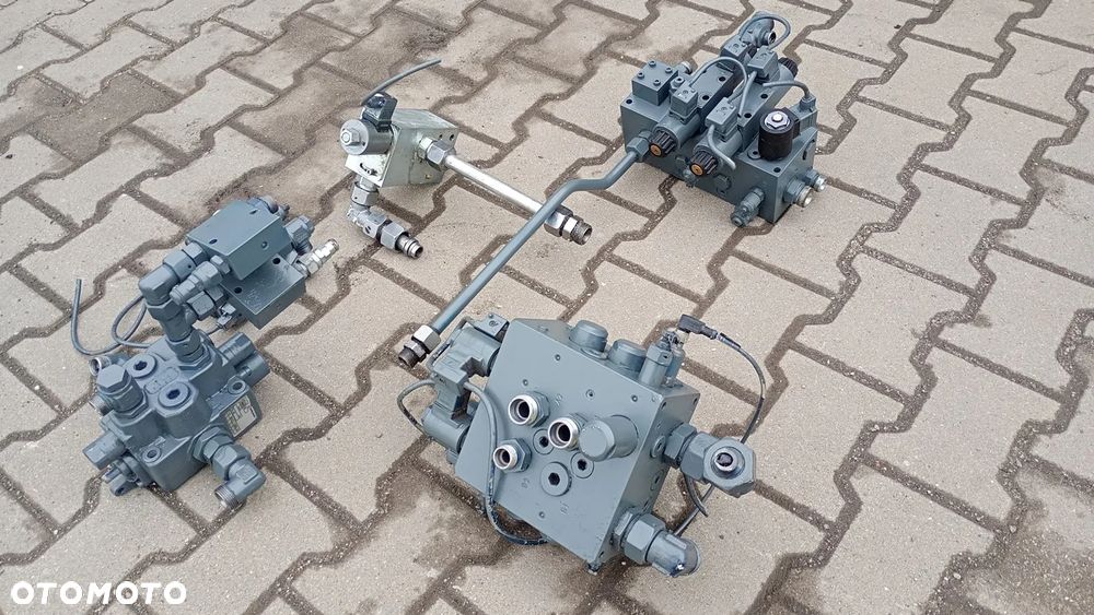 FV. BLOK STERUJĄCY ROZDZIELACZ HYDRAULICZNY 5813302212 ZOELLER Medium XL - 5