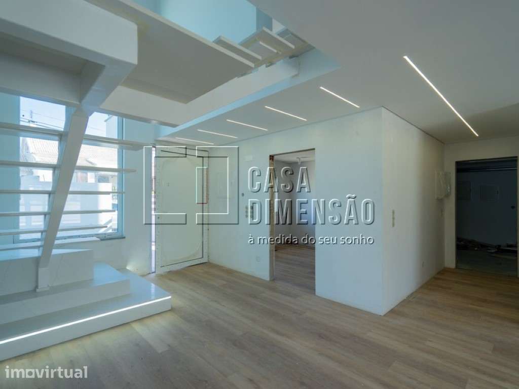 Moradia isolada de tipologia T4 localizada na zona da Charneca da C... - Grande imagem: 4/60