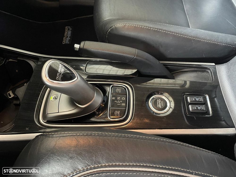Mitsubishi Outlander 2.0 MIVEC Instyle Navi+ - 16