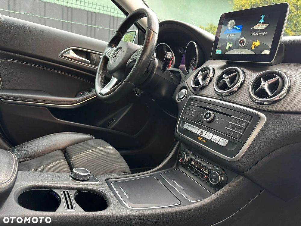 Mercedes-Benz GLA 200 7G-DCT - 26