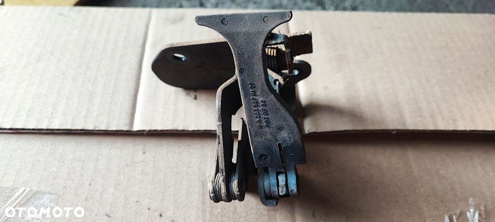 MERCEDES W203 RYGIEL ZAMEK MASKI A2038800164 - 1