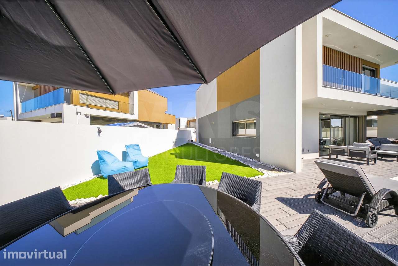 Moradia T4 com Piscina e Rooftop a minutos da Praia | Salir do Porto - Grande imagem: 2/50