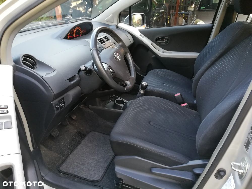Toyota Yaris 2011 photo 4