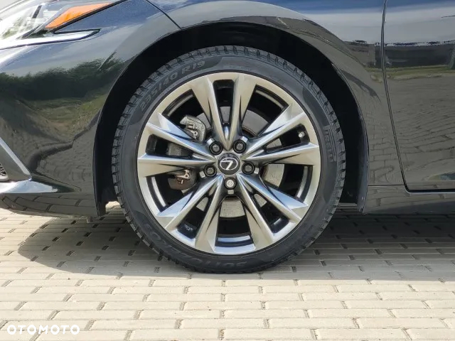 Lexus ES 300h F Sport Edition - 11