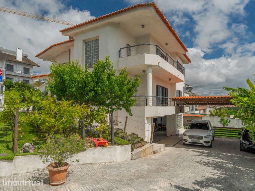 Moradia Isolada T5 Totalmente Remodelada em Oeiras | Jardim, Privac... - Grande imagem: 2/58