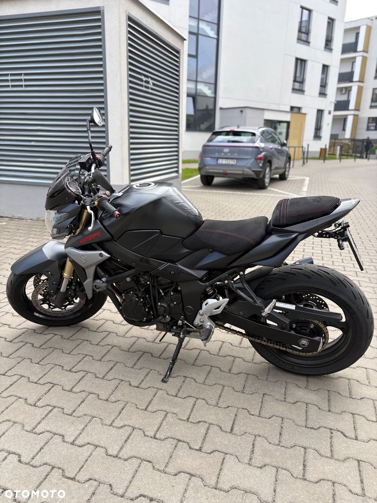 Suzuki GSR - 2