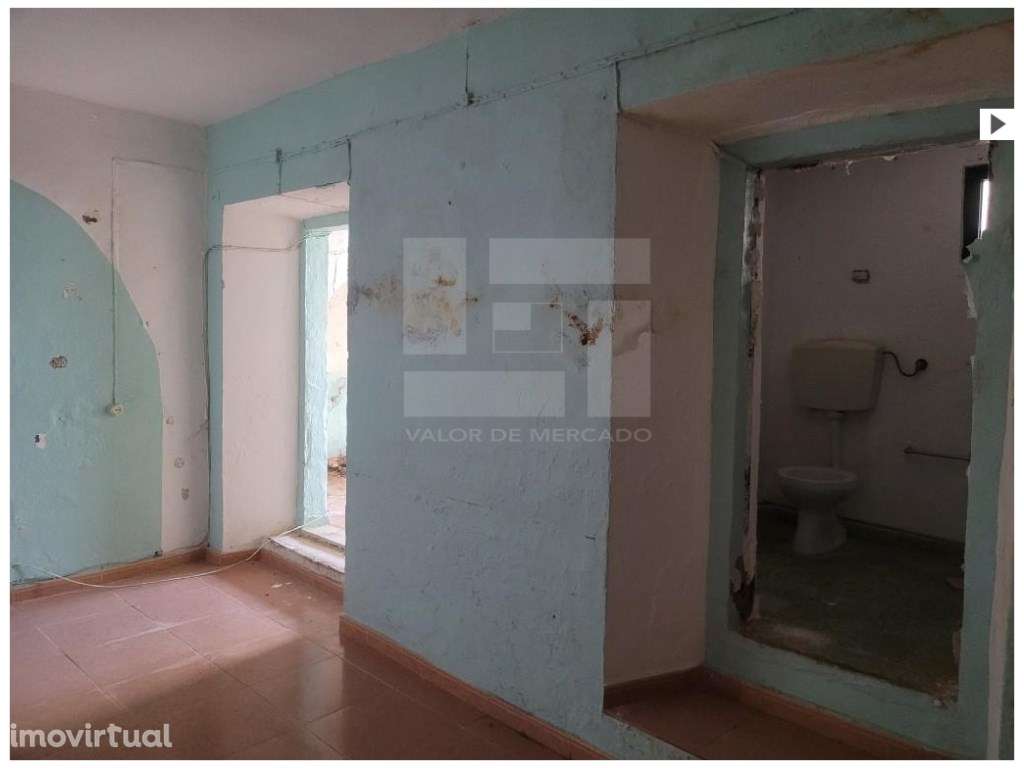 Apartamento T1, situado no rés-do-chão de um edifício de três pisos... - Grande imagem: 3/12