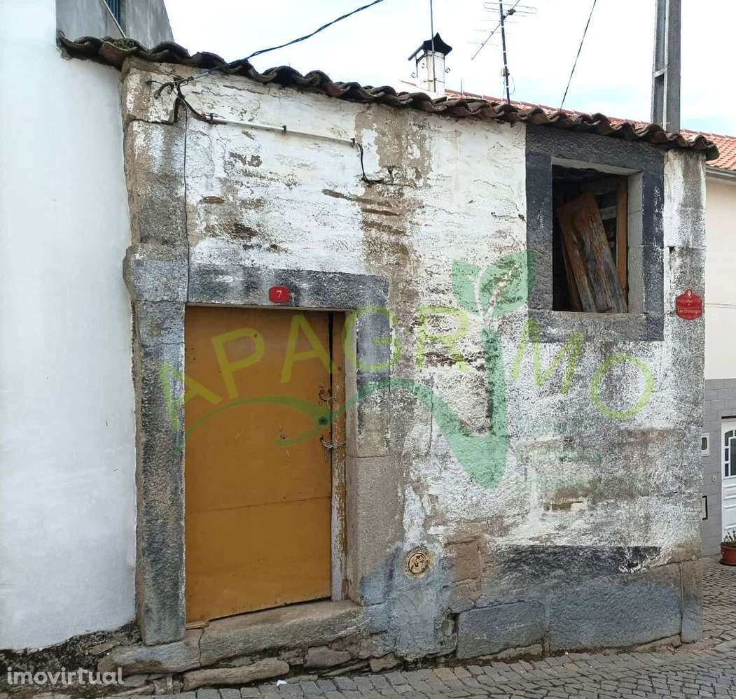Casa para reconstrução em Trevões - Grande imagem: 2/9