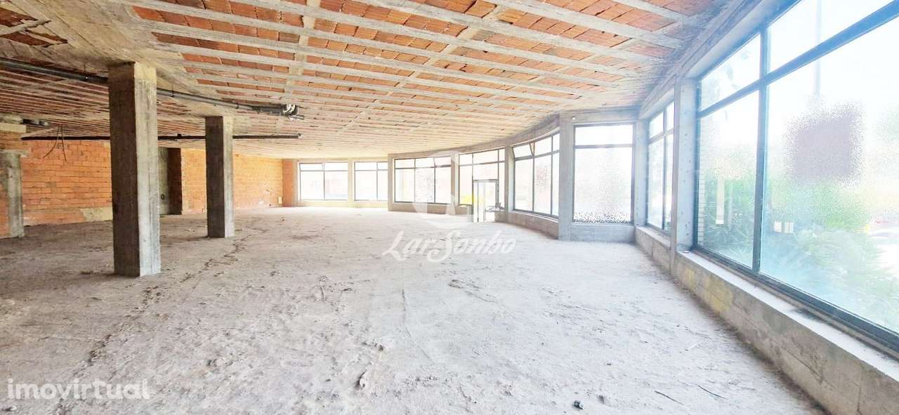 Loja com 607m2 com 7 Montras, Cave e Terraço em Madalena, Gaia - Grande imagem: 2/13