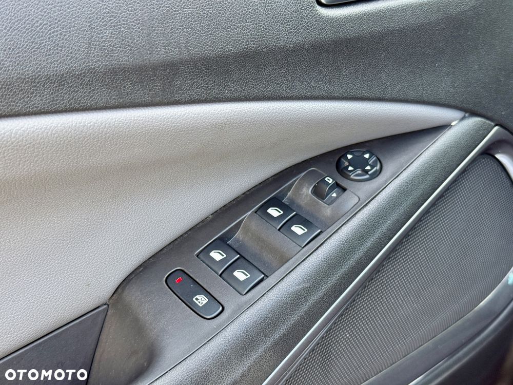 Opel Crossland X 1.2 T Design Line S&S - 30