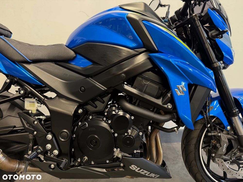Suzuki GSX - 12