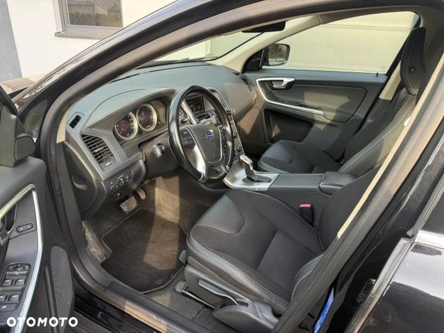 Volvo XC 60 D5 AWD Momentum - 8