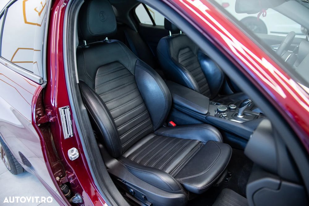 Alfa Romeo Giulia 2.0 Turbo AWD AT8 Veloce - 36