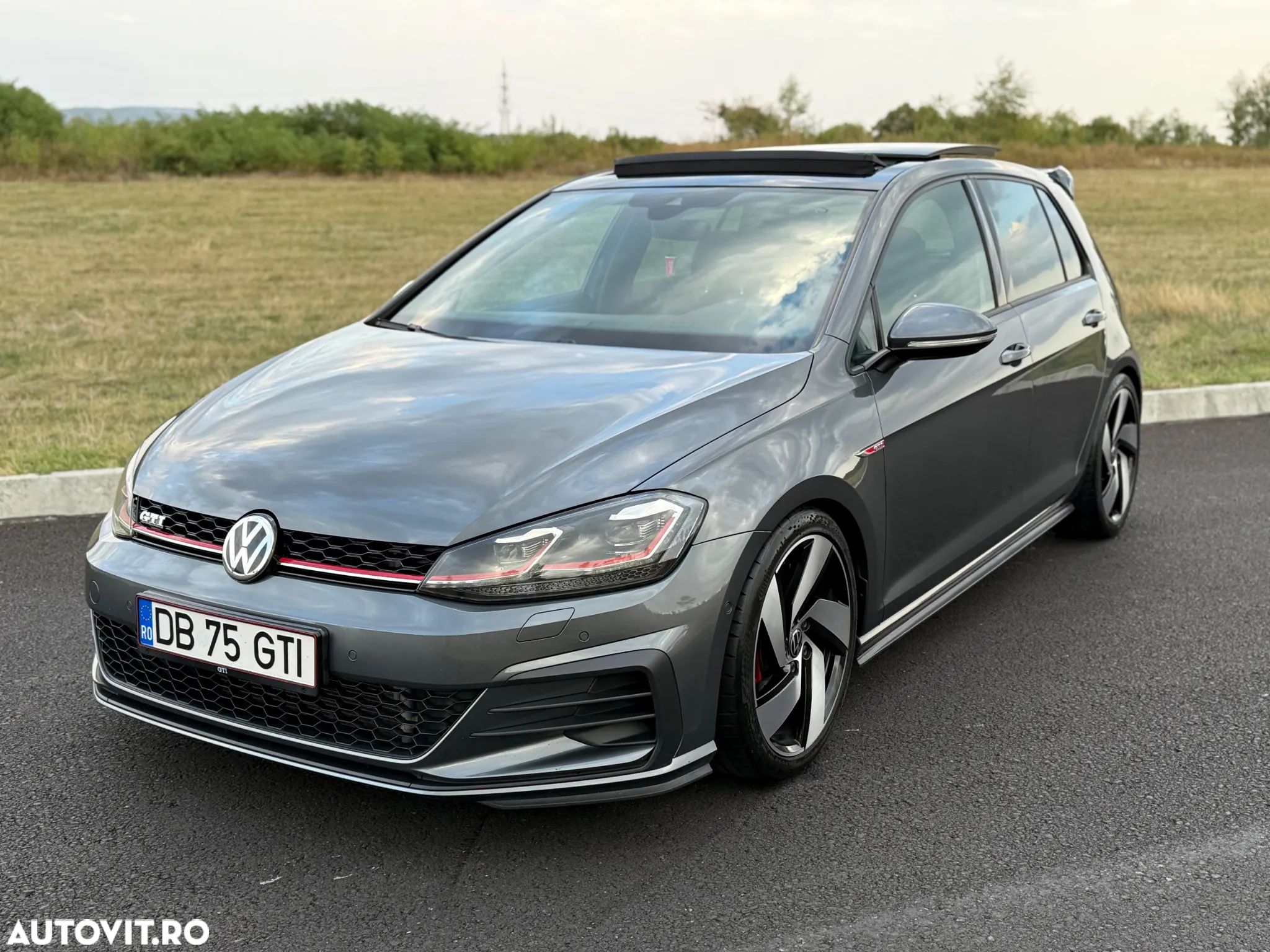 Volkswagen Golf 2.0 TSI GTI - 1
