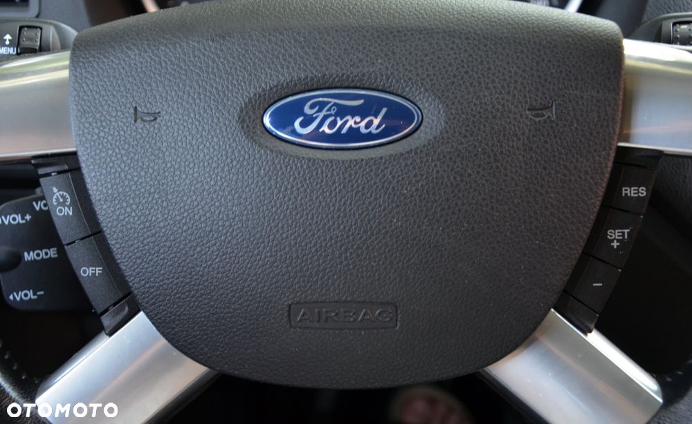 Ford Kuga 2.0 TDCi 2x4 Titanium - 16