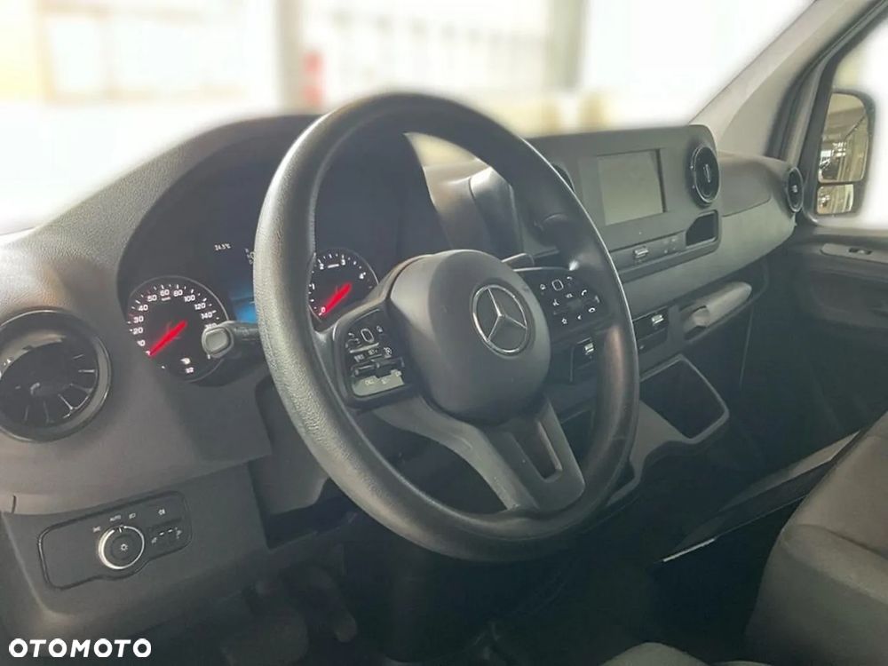 Mercedes-Benz Sprinter - 11