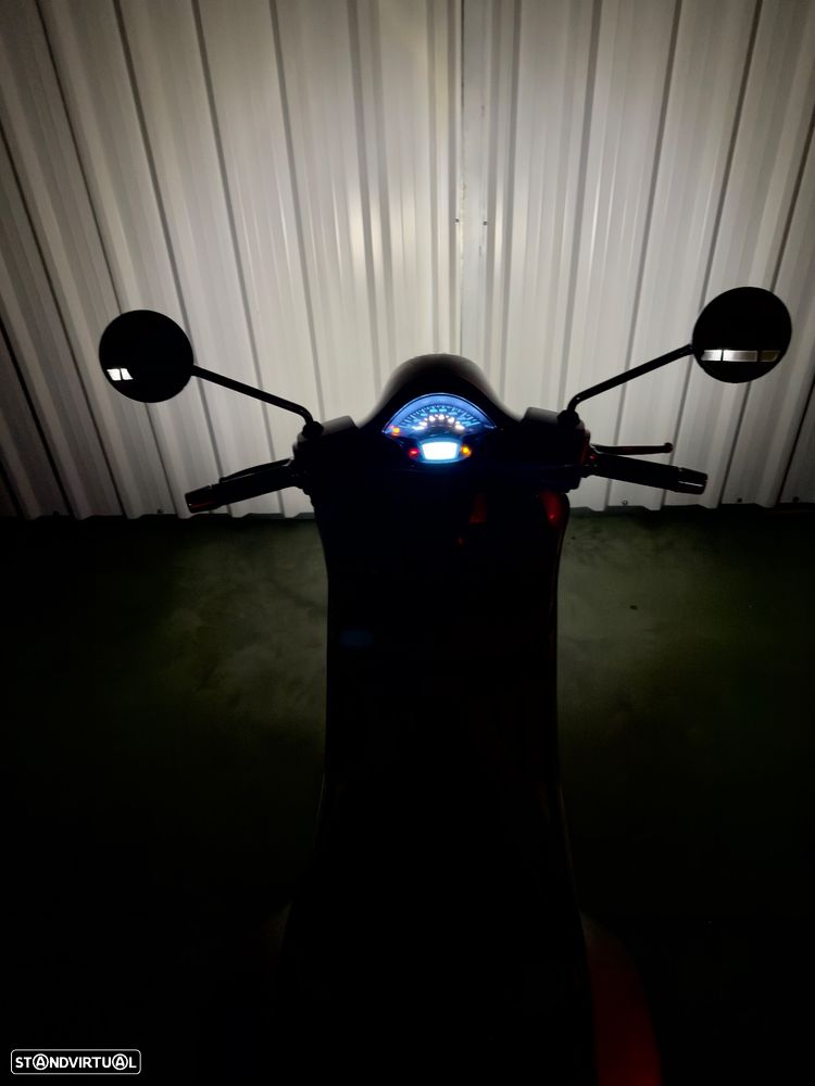 Vespa GTS Super 300 70 Anos - 13