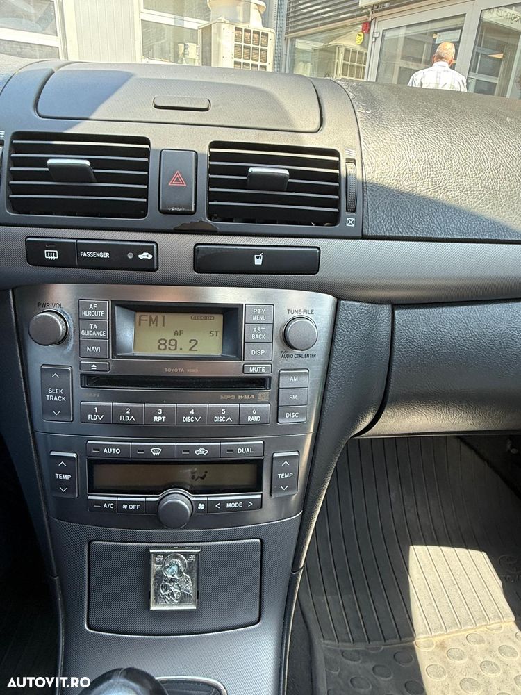 Toyota Avensis 1.6 Sedan Terra - 10