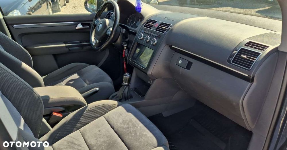Volkswagen Touran - 10