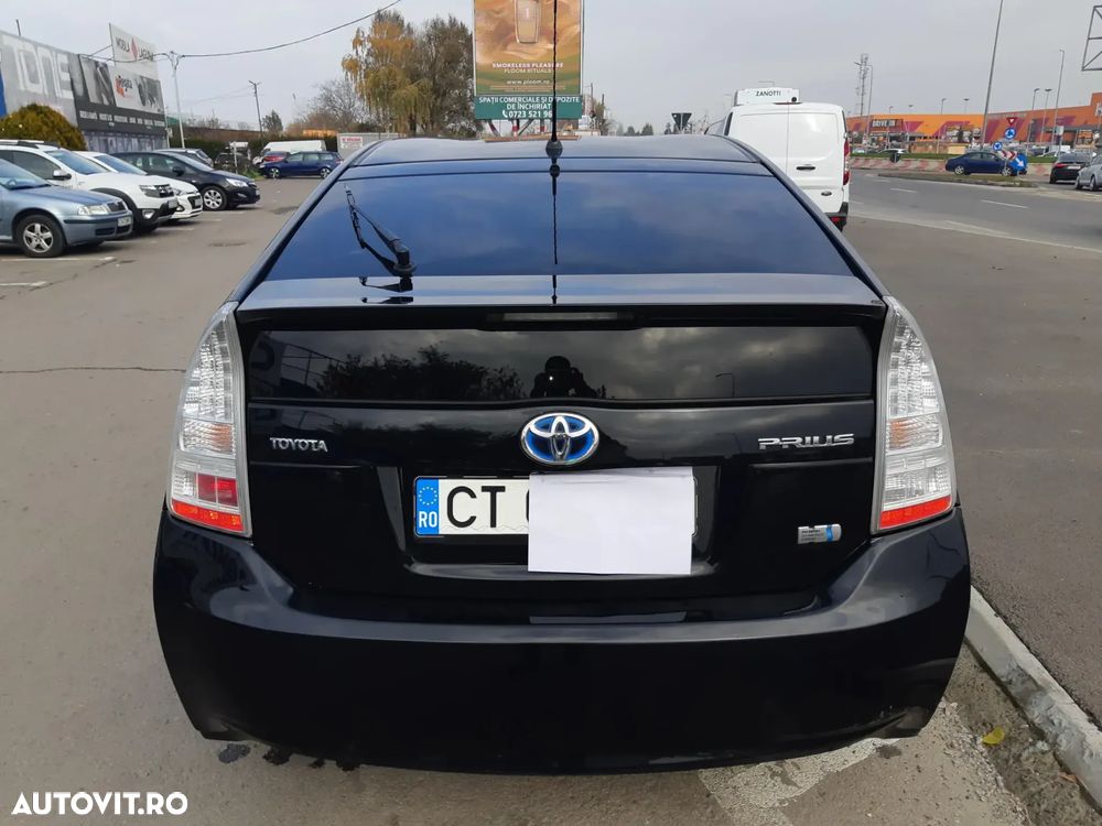 Toyota Prius (Hybrid) - 4