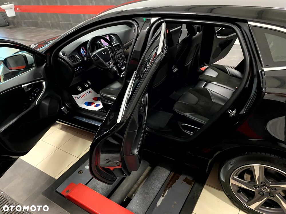 Volvo V40 D3 Drive-E R-Design Momentum - 17