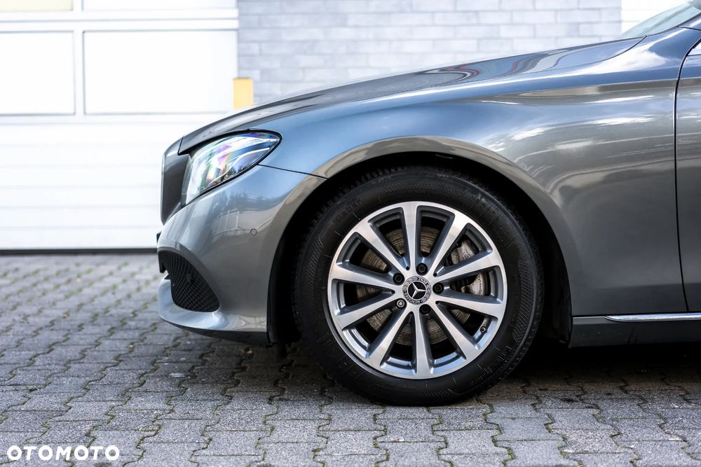 Mercedes-Benz Klasa E 220 d 4-Matic 9G-TRONIC - 23