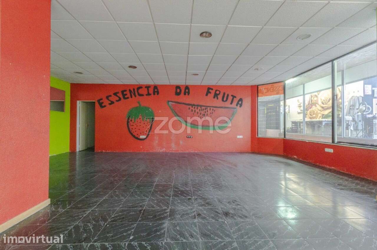 Loja com 118 m², armazém e acesso à garagem no centro de São Mamede... - Grande imagem: 2/17