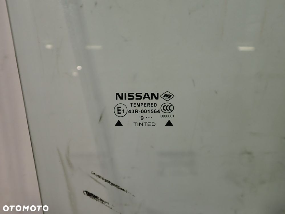 SZYBA BOCZNA PRAWA PRZEDNIA DRZWI NISSAN NV200 - 2